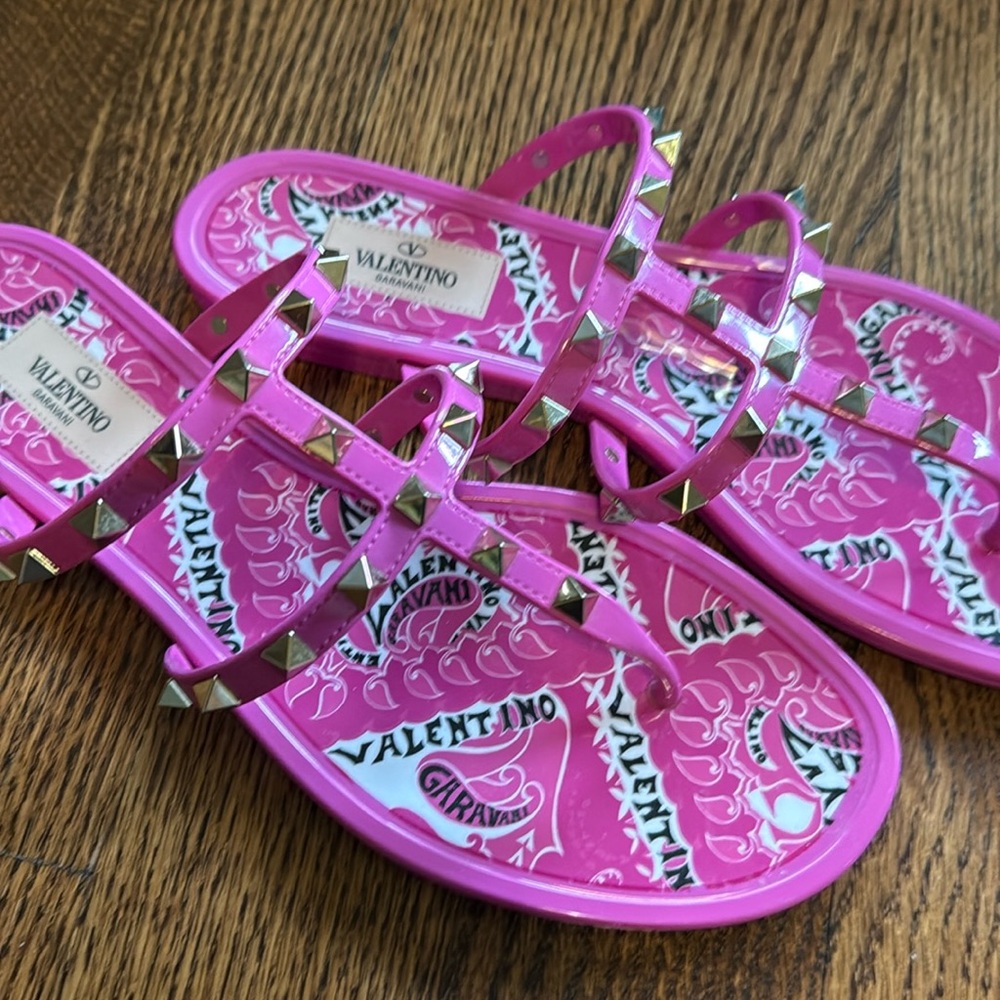 Valentino Garavani
Summer Rockstud Caged Flat Thong Sandals